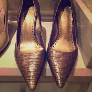 Cute gold/bronze heels!